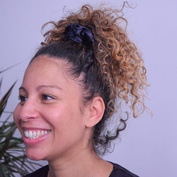 coiffure ananas avec chouchou en satin