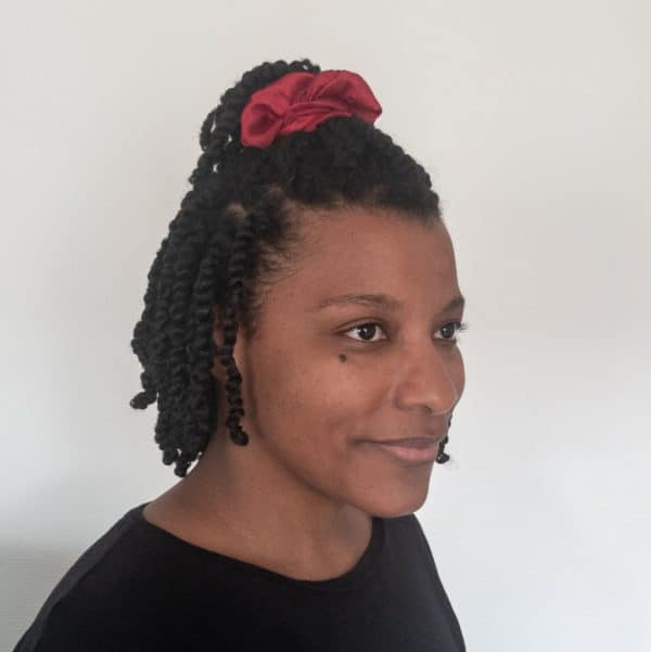 chouchou scrunchie xxl en satin curly nights jaune topaze pour cheveux bouclés et crépus