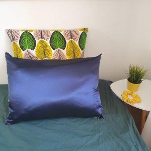 taie d'oreiller en satin et wax curly nights pour cheveux bouclés et crépus curly nights jardin estival