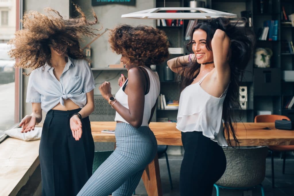 comment avoir des boucles définies sans frisottis cheveux crépus, frisés, bouclés