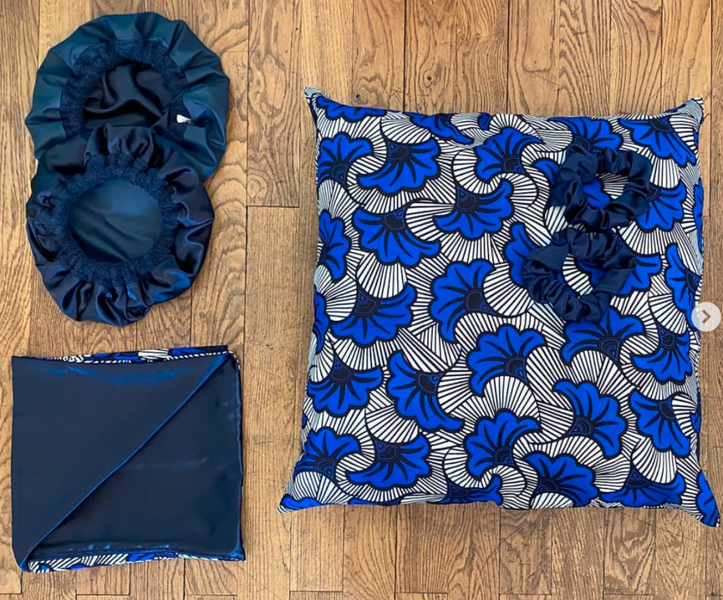 taie d'oreiller et bonnet en satin et en was de chez Curly Nights