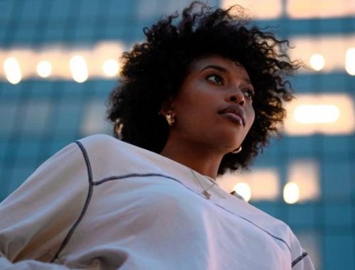 femme-avec-une-afro-en-sortie-après-avoir-suivit-les-conseils-cheveux-bouclés-pour-le-week-end