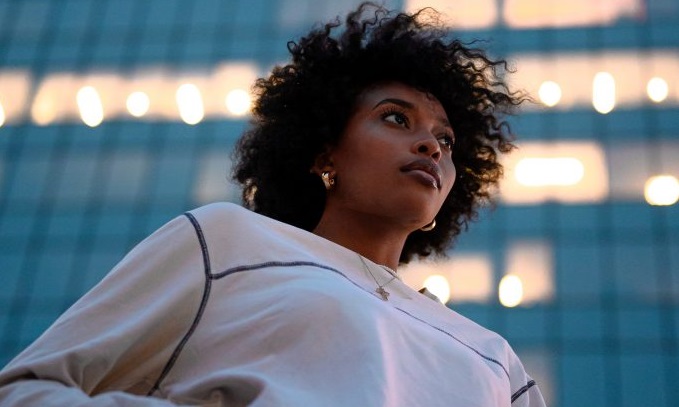 femme-avec-une-afro-en-sortie-après-avoir-suivit-les-conseils-cheveux-bouclés-pour-le-week-end