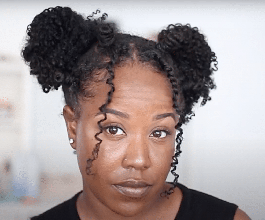 space buns, bantu knots, inspiration 90s, YouTube, cheveux crépus, twist-out