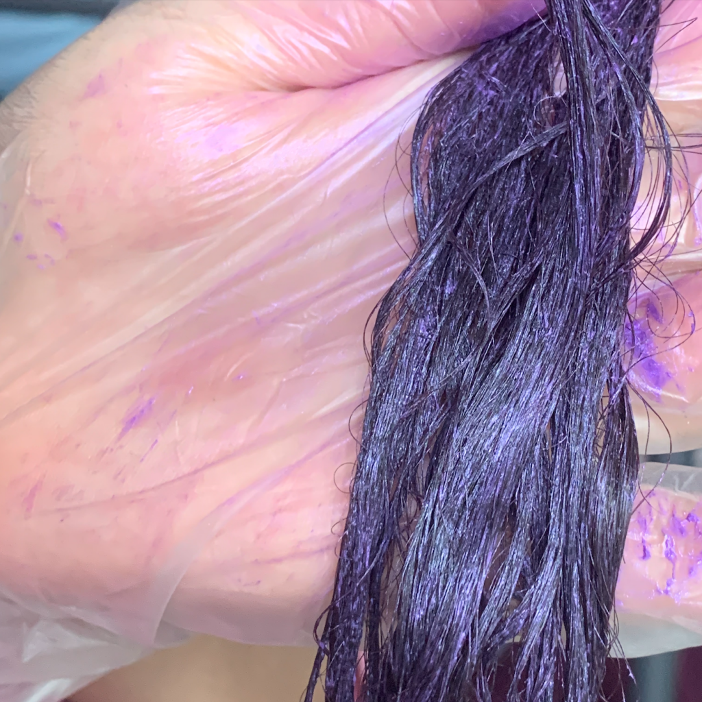 cheveux bouclés, teinture, violet, cire, coloration