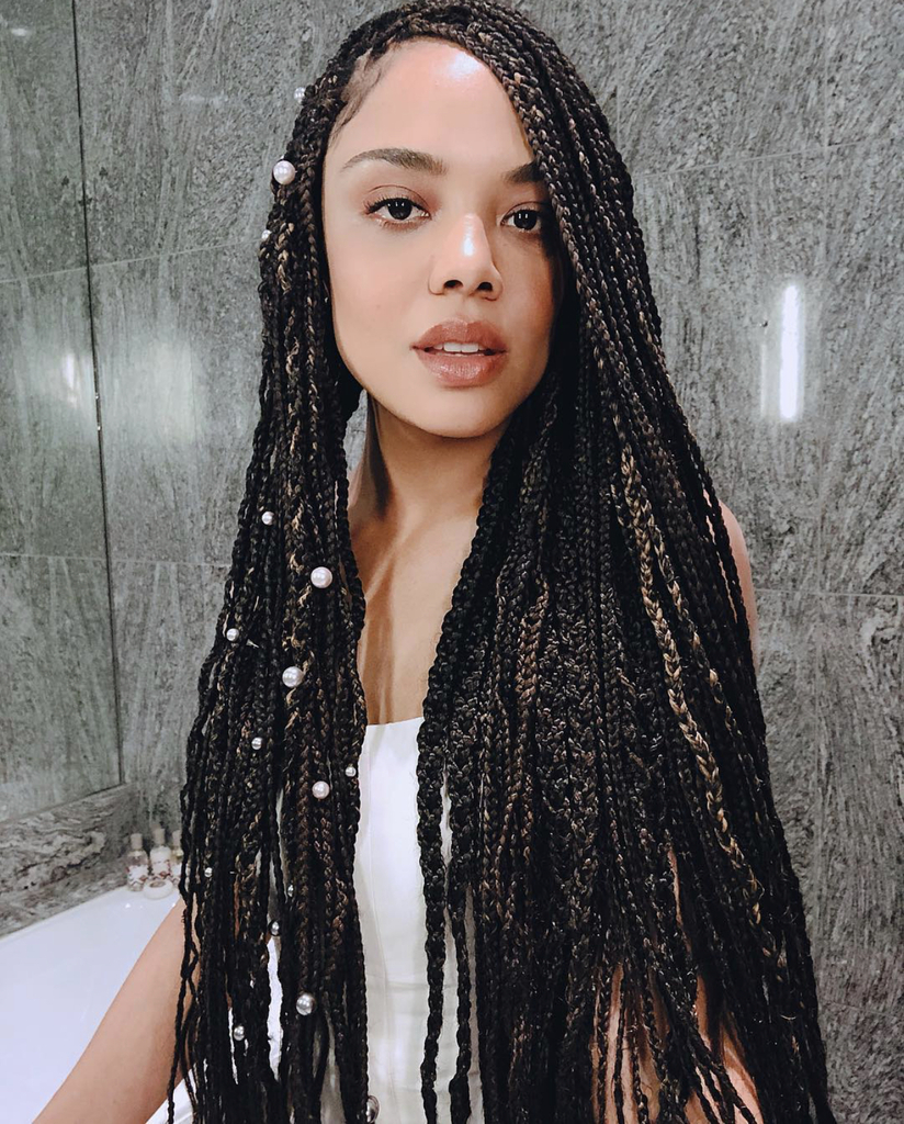 tessa thompson, coiffures protectrices, braids, mèches, cheveux bouclés, cheveux crépus, cheveux texturés