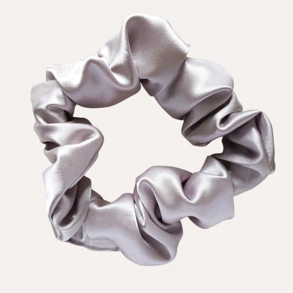 chouchou scrunchie xxl en satin curly nights argenté pour cheveux bouclés et crépus