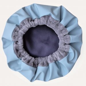 bonnet soins capillaires et douche imperméable auto chauffant écoresponsable curly nights bleu clair